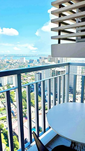 MR BED-Skyline View Condo With POOL