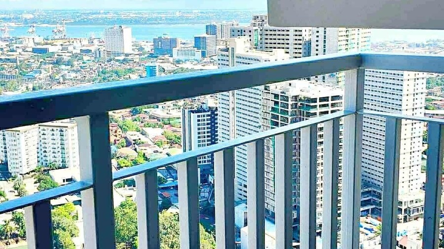 MR BED-Skyline View Condo With POOL