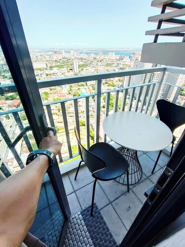 MR BED-Skyline View Condo With POOL