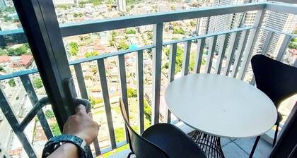 MR BED-Skyline View Condo With POOL