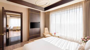 Executive Suite | Hypo-allergenic bedding, in-room safe, desk, laptop workspace