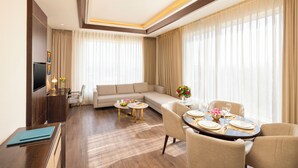Phòng Suite Executive | Bộ đồ giường kháng dị ứng, két bảo mật tại phòng, bàn