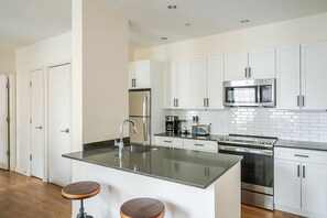 Fridge, microwave, oven, stovetop - Blueground | Financial District, view, nr Boston Harbor (Boston)