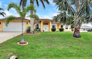 Exterior - Villa Tropicale: A Serene and Exclusive Southwest Florida Villa! (Cape Coral)