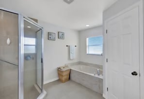Douche, sèche-cheveux, serviettes fournies, savon