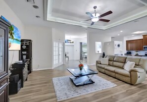 Smart TV - Villa Tropicale: A Serene and Exclusive Southwest Florida Villa! (Cape Coral)