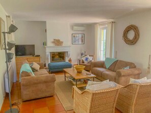 TV - SAINT-TROPEZ – CANOUBIERS BAY – 4-BEDROOM VILLA – SWIMMING POOL (ST TROPEZ)