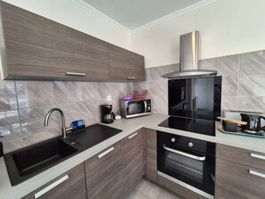Fridge, microwave, oven, toaster - Studio – Air Conditioning  et  parking, all on foot (SANARY SUR MER)