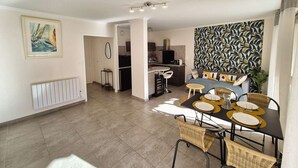 Un appartamento moderno con zona pranzo, cucina e soggiorno.