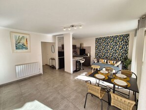 Eine moderne Wohnung mit Essbereich, Küche und Wohnbereich.