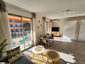Living area - Studio – Air Conditioning  et  parking, all on foot (SANARY SUR MER)