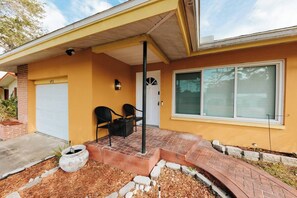 Terrace/patio - NEW Spacious 3-Bedroom Retreat with Free Parking (Largo)