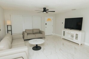 Living area - NEW Spacious 3-Bedroom Retreat with Free Parking (Largo)