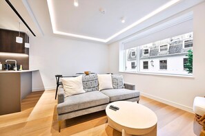 Departamento (GuestReady - Stylish living in Paddin) | Área de sala de estar | Smart TV de 40 pulgadas con canales digitales 