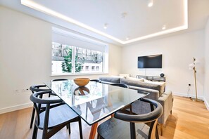 Apartment (GuestReady - Stylish living in Paddin) | Living area - Guestready - Stylish Living in Paddington (London)
