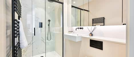 Appartement (GuestReady - Stylish living in Paddin) | Salle de bain | Articles de toilette (gratuits), séchoir à cheveux, serviettes fournies