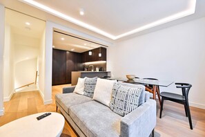 Leilighet (GuestReady - Stylish living in Paddin) | Oppholdsområde | En 40-tommers smart-TV med digitale kanaler