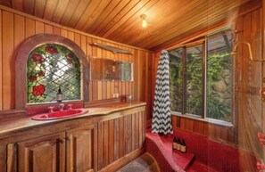 Hair dryer, towels, soap, toilet paper - Warm, Family & Country Escape (Icy Creek)