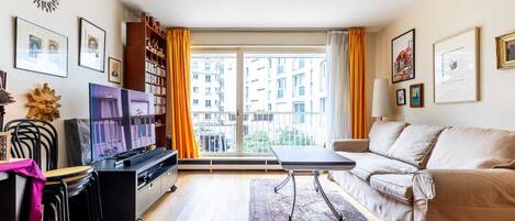 تلفزيون ذكي، ألعاب فيديو، مشغل دي في دي، مكتبة فيديو