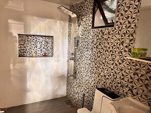 Shower, hair dryer, towels, soap - Awesome 4-bedroom apartment with AC in Santiago de los Caballeros (Santiago de los Caballeros)