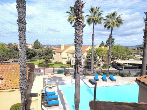 Serene Canyon-Side 2BR/2Bath + Loft Sleeps 6 @ Central SD  near tech hubs  & UTC