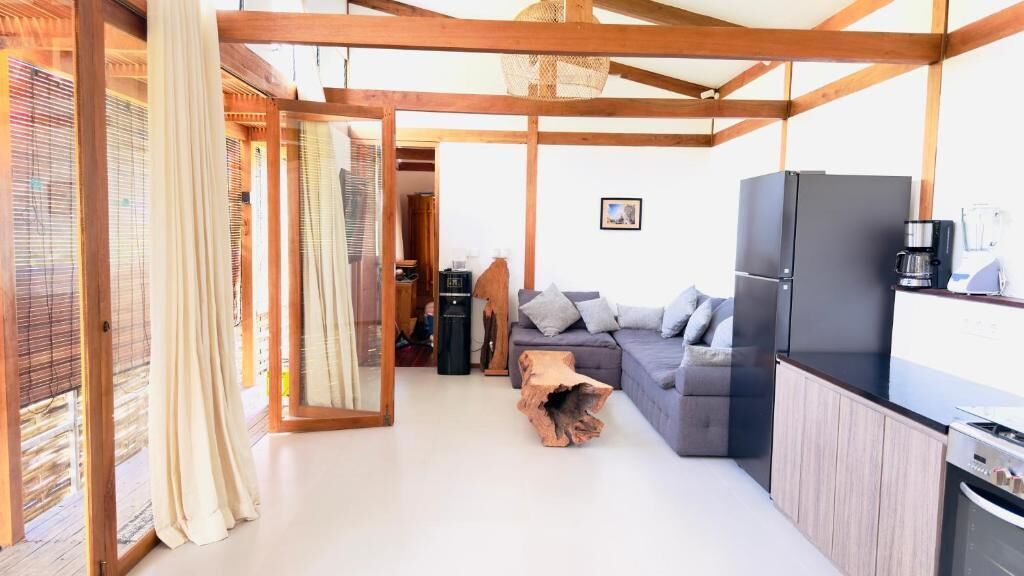 Villa Premium, vistas al jardín | Zona de estar | Smart TV de 32 pulgadas con canales digitales