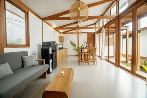 Villa Confort, vistas al jardín | Zona de estar | Smart TV de 32 pulgadas con canales digitales
