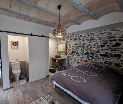 2-person room with private bathroom and patio in the center of Garriguella
