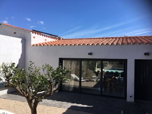 2-person room with private bathroom and patio in the center of Garriguella