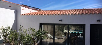 2-person room with private bathroom and patio in the center of Garriguella