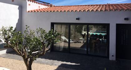 2-person room with private bathroom and patio in the center of Garriguella