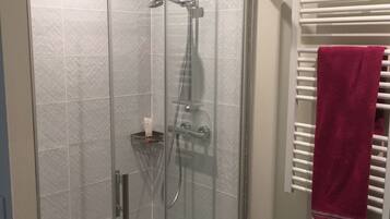 Een douche, een haardroger, handdoeken, toiletpapier