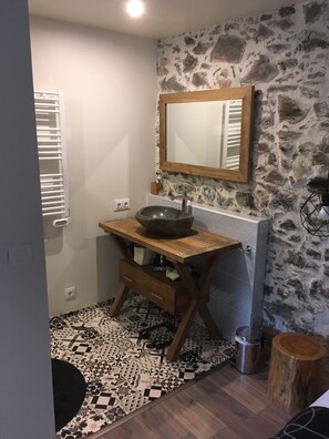 Chuveiro, secador de cabelo, toalhas de banho, papel higiênico