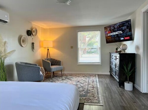 The Blue Oasis 2BR Cottage w/Pet-Friendly Yard