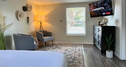 The Blue Oasis 2BR Cottage w/Pet-Friendly Yard