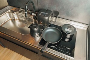 大冰箱、微波炉、烤箱、炉灶