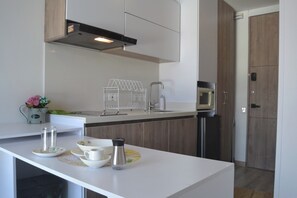 Geladeira, micro-ondas, cooktop, talheres/pratos/utensílios de cozinha