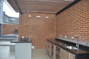 Fridge, microwave, stovetop, cookware/dishes/utensils - Apartaestudio en Chapinero Alto (Bogotá)