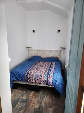 2 室のベッドルーム、アイロン / アイロン台、ベッドシーツ