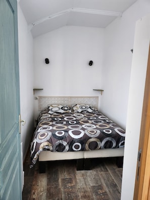 2 室のベッドルーム、アイロン / アイロン台、ベッドシーツ