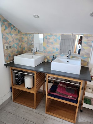 ヘアドライヤー、タオル、石鹸、トイレットペーパー