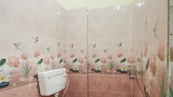 Deluxe Room | Bathroom | Free toiletries, towels, soap