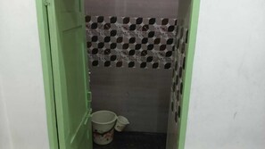 Deluxe Room | Bathroom | Free toiletries, towels, soap - Shreeji Kashidham (Varanasi)