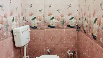 Deluxe Room | Bathroom | Free toiletries, towels, soap