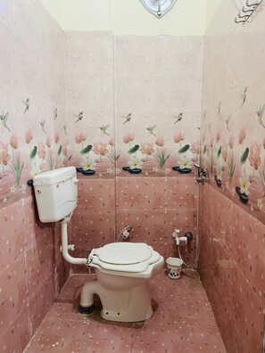 Deluxe Room | Bathroom | Free toiletries, towels, soap - Shreeji Kashidham (Varanasi)