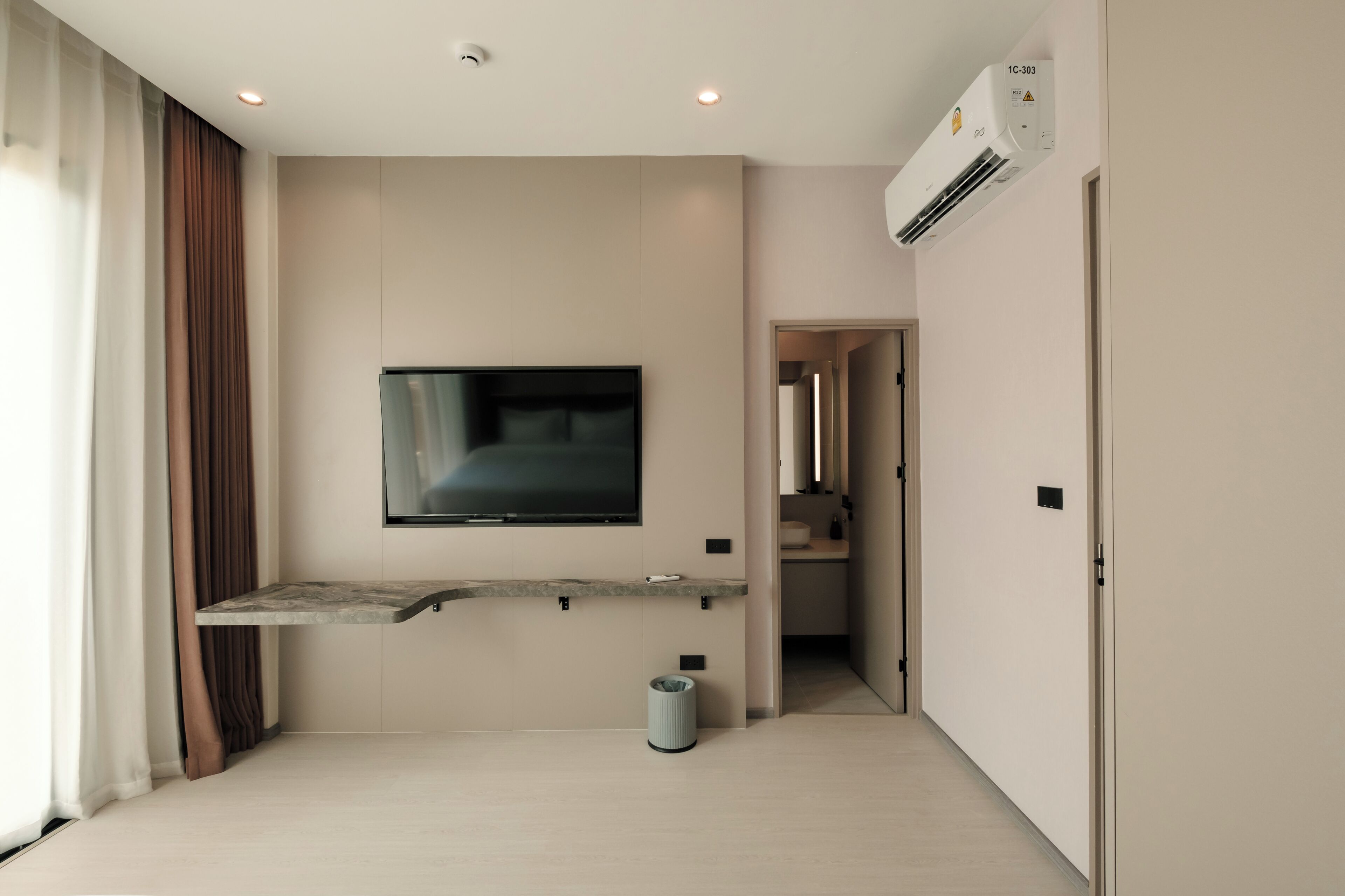 Familie tweepersoonskamer, balkon, uitzicht op zwembad | Interieur