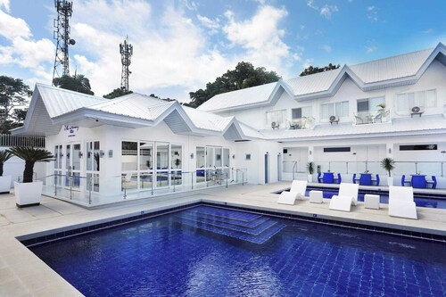 Entire Santorini-inspired Hot Spring Villa in Los Baños - Good for 30 Persons