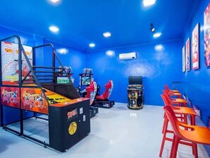 Games room - Entire Santorini-inspired Hot Spring Villa - Good for 30 Persons (Los Baños)
