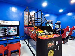 Games room - Entire Santorini-inspired Hot Spring Villa - Good for 30 Persons (Los Baños)