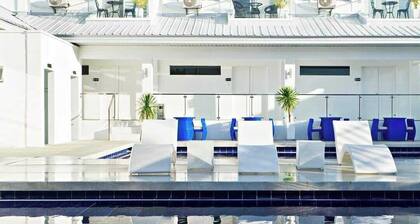 Entire Santorini-inspired Hot Spring Villa in Los Baños - Good for 30 Persons